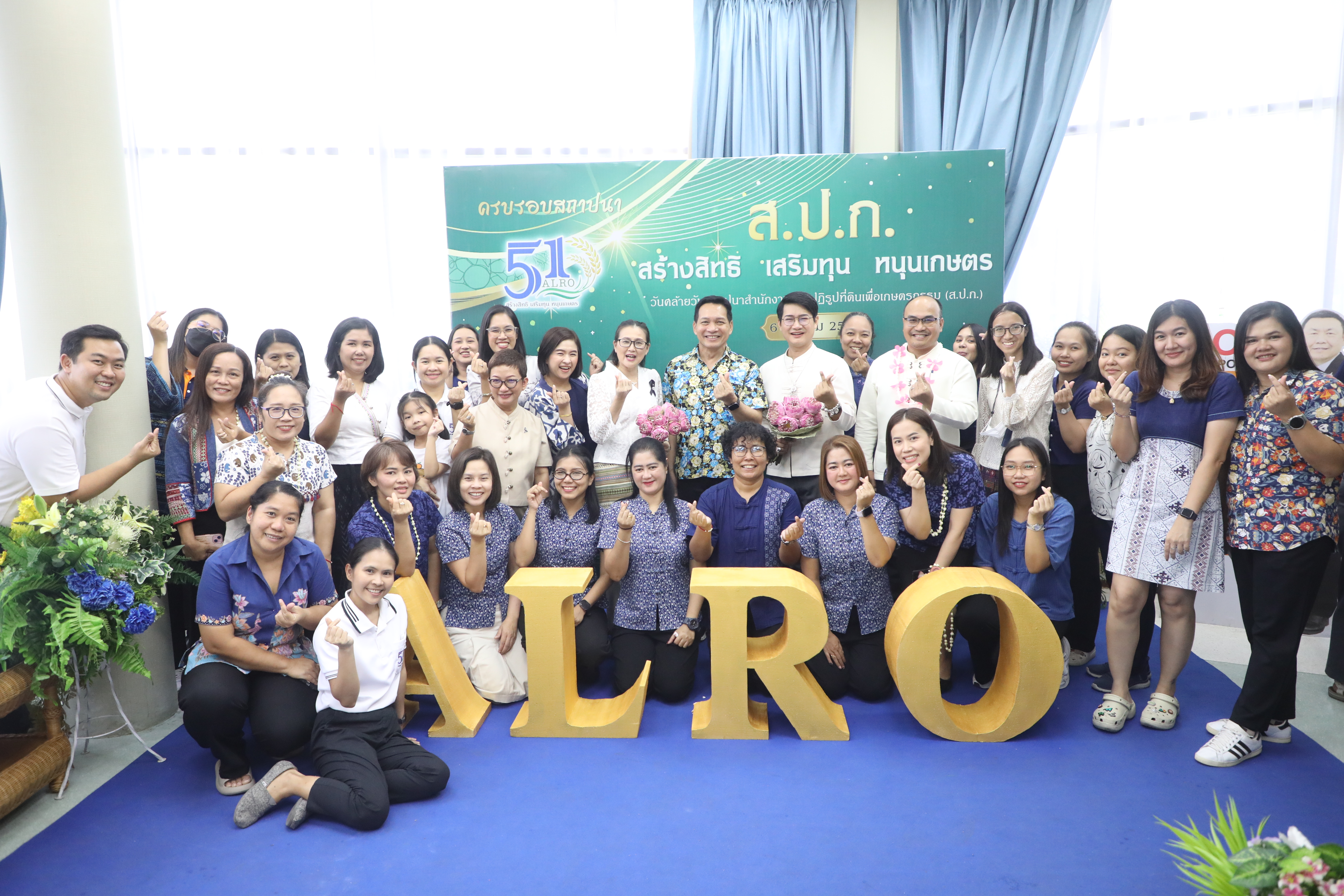 title - ชุ่มฉ่ำ! ชาว ส.ป.ก. ร่วมสรงน้ำพระพุทธรูป และรดน้ำขอพรผู้บริหาร เนื่องในประเพณีวันสงกรานต์ ประจำปี 2569 บรรยากาศเต็มไปด้วยความชื่นมื่นชุ่มฉ่ำ